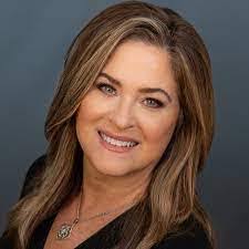 Lynn Soderquist's Instagram, Twitter & Facebook