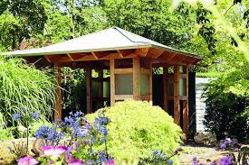 Einen holzpavillon mit einer kleinen terrasse am gartenteich, das kann der schönste platz im garten sein. Mit Einem Holzpavillon Im Garten Atmosphare Schaffen