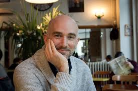 În timpul lunii de miere, tânăra femeie este atacată cu sălbăticie. Ronan Maillard Un Illustre Inconnu Dans La Maison Films En Bretagne