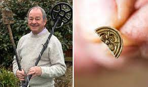 Find gold ring, gold coin,gold chain,diamond ring,silver ring,treasure on beach by metal detector #1. Metal Detector Finds Valuable Gold Ring Found In Two Halves Uk News Express Co Uk