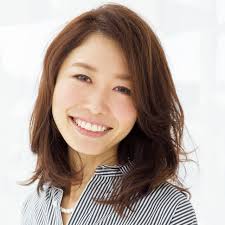深刻な前髪のうねりも解決 長め 流し前髪でまとまりのあるツヤ髪が完成 40代のミディアムヘア 髪型 ミディアム パーマ ミディアムヘア 流し 前髪