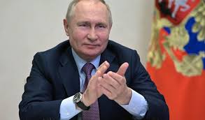 Er wird im jahr 2012 nach einer pause von vier jahren zum dritten mal zum präsidenten der russischen föderation . Kommentar Putin Fans Eure Naivitat Nervt Mopo