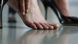 Le cor plantaire, aussi appelé œil de perdrix, est une lésion de la peau qui ressemble à une petite boule de corne qui donne les cors au pied surviennent aux endroits qui subissent un excès de pression et/ou de friction. Cors Au Pied Comment S En Debarrasser Pied Zen