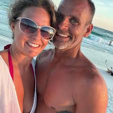 Who can build a pole barn in Findlay, Ohio?