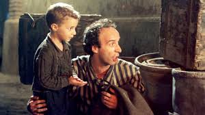 Giorgio cantarini, il piccolo giosuè del celebre film, si è raccontato in un'intervista al corriere e ha rivelato di voler partire per new york. Il Bambino Di La Vita E Bella Lavora In Un Call Center Covid Virgilionotizie