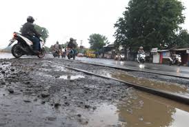 Termasuk mengikuti juga jalan raya pos yang merupakan mega proyek gila deandels. Hati Hati Jalan Berlubang Di Lintasan Rel Kereta Di Tanggulangin Sidoarjo News