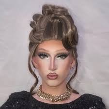 Dee Star's Instagram, Twitter & Facebook