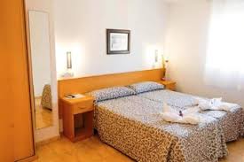 In this city, the destination of millions of pilgrims, rays of sunlight illuminate the building façades in summer and the rain creates a magical ambiance that overtakes the cobbled streets in winter. Hostal Goyesco Plaza Plasencia Caceres Atrapalo Com