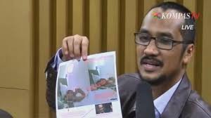 Abraham Klarifikasi Foto dengan Perempuan di Tempat Tidur