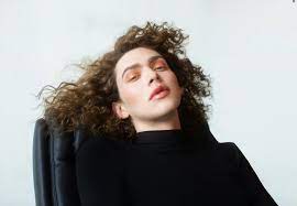 Sophie morreu em sua cama no dia 2 de dezembro. Sophie A Dj Que Morreu Ao Tentar Ver A Lua Ja Trabalhou Com Madonna E Charli