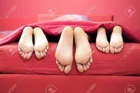 Aber hannah und marc konnten ohne mich im bett nicht viel miteinander anfangen. Hauslichen Leben Zu Dritt Im Selben Bett Lizenzfreie Fotos Bilder Und Stock Fotografie Image 2662654