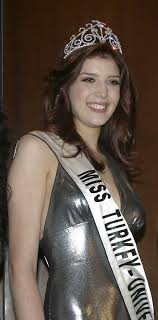 2006 yılında, henüz 15 yaşını doldurmamışken deniz akkaya ile top model türkiye yarışma programına katıldı ve burada ikinci oldu. Senem Kuyucuoglu Cekmeyin Artik Cunku Unlu Degilim Magazin Haberleri Magazin Haberleri
