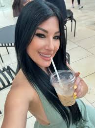 Cuando tu sonrisa cree en tus sueños, la vida se encarga del resto porque  no hay nada más poderoso que una mujer decidida a ser feliz..!!🌟✨💫