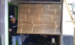 Melimpahnya persediaan pohon bambu di indonesia kurang bisa dimanfaatkan oleh masyarakat.selama ini kebanyakan masyarakat memanfaatkan batang bambu sebagai bahanbangunan rumah.seiring berkembangnya jaman permintaan pasar yang mulai. Jual Tirai Kerai Bambu Finishing 2x2m Dengan Kerekan Kab Sleman Tirai Bambu Jogja Tokopedia