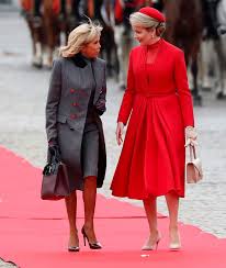 Resumen completo del partido entre bélgica y rusia por las eliminatorias a la eurocopa 2020. Matilde De Belgica Vs Brigitte Macron Las Royals Siempre Ganan De Rojo Fashion Flare Skirt Shirt Dress