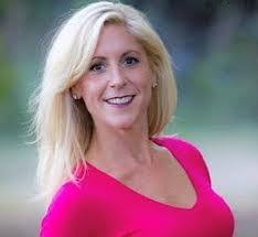 Holly Winchell's Instagram, Twitter & Facebook