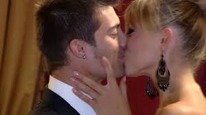 David se come a besos a María