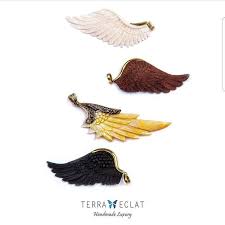 جناح من الخشب الأسود أو العودي لأبيض من عظم الغزال أو صدف و من كولكشن بوكاهنتس Hand Carved Chokers Darkangles Wing From Black And Brown Wood Or Angelicang