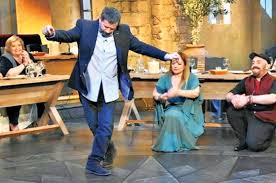Στην εκπομπή «στην υγειά μας ρε παιδιά» του γνωστού παρουσιαστή έλαβε χώρα να περιστατικό. O Spyros Papadopoylos Epistrefei Sta Gyrismata Ths Ekpomphs Me Mia Zeimpekia Kai Metra Prostasias Newsbreak