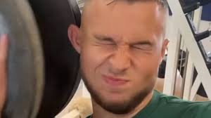 Idiote stunt! Jiu-jitsu beginner riskeert oor voor de 'perfecte' look