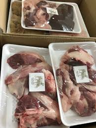 شاركت سفارة خادم الحرمين الشريفين لدى جمهورية مصر العربية، بتوزيع لحوم الهدي والأضاحي المقدمة من المملكة العربية السعودية، للأشقاء في جمهورية مصر العربية، والتي بلغت 30 ألف ذبيحة مقطّعة ومعبّأة، وهي الدفعة الأولى. Ù…ÙˆØ§Ø´ÙŠ Ø§Ù„Ù…Ø²Ø±Ø¹Ø© Ù…Ø´Ø±ÙˆØ¹ Ù„Ø´Ø§Ø¨ Ø³Ø¹ÙˆØ¯ÙŠ Ø¨Ù€ Ø§Ù„Ø¯ÙˆØ§Ø¯Ù…ÙŠ Ù„Ø¨ÙŠØ¹ Ø§Ù„Ø°Ø¨Ø§Ø¦Ø­ ÙˆØªÙ‚Ø·ÙŠØ¹Ù‡Ø§ ÙˆØªØºÙ„ÙŠÙÙ‡Ø§ ÙˆØªÙˆØµÙŠÙ„Ù‡Ø§ Ù…Ø¬Ø§Ù†Ø§ ØµÙˆØ± ØµØ­ÙŠÙØ© Ø±Ø³Ø§Ù„Ø© Ø§Ù„Ø¯ÙˆØ§Ø¯Ù…Ù‰ Ø§Ù„Ø¥Ù„ÙƒØªØ±ÙˆÙ†ÙŠØ©