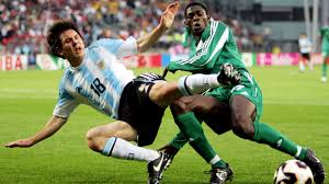 Estas imágenes son de unas espinilleras que tienen el mismo diseño que las botas , nos pueden dar una pista para saber su colorway : Lionel Messi S Boots A History Of The Barcelona Argentina Star S Best Footwear Goal Com