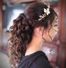 Si tienes mucha cantidad de pelo, lo ideal es que lo sujetes con una goma (preferiblemente fina) para que el paso siguiente sea más sencillo. Accesorios Para El Cabello De Toda Quinceanera Lleva Tu Peinado Al Siguiente Nivel Quinceanera Es