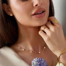 ROMANCE, Gold-colored tiara