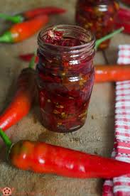 Scegli se essiccarli, metterli sott'aceto, in olio. Come Preparare I Peperoncini Piccanti Sott Olio Le Ricette Di Mirzia Peperoncini Peperoncino Piccante Ricette