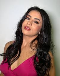 Kelly Pires's Instagram, Twitter & Facebook