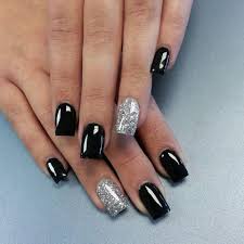 Con la decoración de uñas negras podemos lograr diferentes diseños de uñas bastante elegantes. Nice Manicura De Unas Unas Negras Con Brillo Unas Para Nochevieja