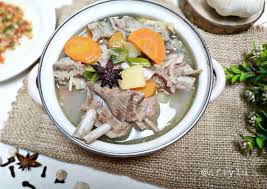 Seperti yang telah kita ketahui, daging kambing merupakan salah satu sumber gizi yang baik untuk tubuh. Resep Sop Kambing Bening Yang Enak