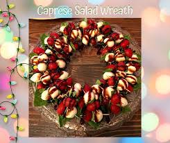 Start christmas dinner off right with one (or a few!) of these jolly christmas appetizer recipes! Caprese Salad Wreath