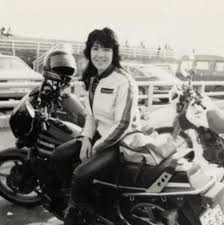 KAWASAKIのバイクのそばにいる高市早苗。高校・学生時代