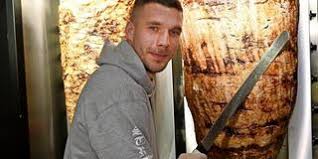 'mangal döner' olarak türkçe bir ismi dükkanına veren lukas podolski'nin mekanına almanların yanı sıra türk müşteriler de yoğun ilgi. Lukas Podolski Fussballweltmeister Teilt Poldi Doner Aus Waz Az Online De