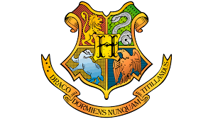 Harry james potter) — ədəbi personaj, ingilis yazıçı coan roulinq tərəfindən yazılmış romanlar seriyasının baş qəhrəmanı, sehrbaz. Hogwarts Logo Logo Zeichen Emblem Symbol Geschichte Und Bedeutung