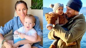 La duquesa y el bebé están sanos y bien, y la pareja agradece a los miembros del público por su entusiasmo y apoyo compartidos felicidades a meghan y enrique por el nacimiento de su hijo. Asi Festejo Su Primer Anito Archie El Bebito De Meghan Markle Y El Principe Harry Erizos