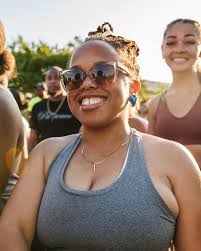 Is everyone enjoying the weekend?! 👀 No Sunday Scaries this way because  it's almost time to run with the squad! 😁😎🥰 📸: @kiaratheinnovator  #MadMiles #RunClub #Family #RunnersOfInstagram #Charlotte #CLT #QueenCity  #704 #ExplorePage #FYP