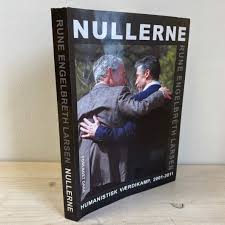 I idéhistorie og religionshistorie, forfatter, naturfotograf, foredragsholder og freelanceskribent, født 1967. Rune Engelbrecht Larsen Nullerne Humanistisk Vaerdikamp 2001 2011 Boggaragen Dk