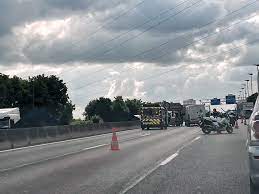Un accident sur l'autoroute a9 entre un camping car et une renault clio a bloqué 2 des 3 voies et créant un fort bouchon.la soute du camping car a été pulvér. Ed0vcil667wo8m