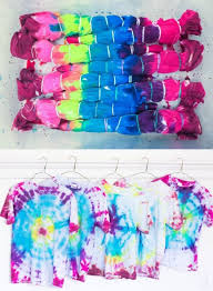Tie And Dye Teindre Un T Shirt Blanc En 2020 Artisanat Tie Dye Teindre Un Vetement Teindre Chemise