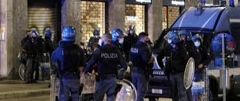 A pochi giorni di distanza dall'accoltellamento di un ragazzo di 26 anni, avvenuto la notte tra il 5 e il 6 giugno alle colonne di san lorenzo, nel cuore di milano, spunta un filmato degli attimi che hanno preceduto l'aggressione. Milano Un Altra Notte Di Guerriglia Urbana Alle Colonne Di San Lorenzo Il Paragone