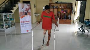 Look through examples of alarm palsu translation in sentences, listen to pronunciation and learn grammar. Rumah Zakat Beri Bantuan Kaki Palsu Untuk Alvian Republika Online