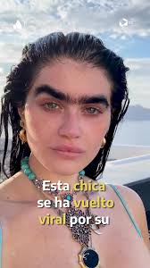 La modelo uniceja que está rompiendo estándares de belleza