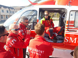 Operatiunea de transport a unei batrane de la spitatul municipal dragasani la craiova , apeland la transportul pe cale aeriana cu ajutorul elicopterului smur. Elicopter Smurd 11