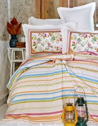 Hafif formları ve göz alıcı tasarımları ile yaz gecelerinin vazgeçilmezi linens tek kişilik pike modellerini hemen keşfederek, dilediğiniz ürünü sepete ekleyebilirsiniz. Karaca Home Gemma Rnf Tek Kisilik Jakar Pike Takimi Karaca Home