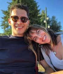 1.88 boyundaki başarılı oyuncu ve sunucu uraz kaygılaroğlu aslen balıkesirli'dir. Uraz Kaygilaroglu Ve Eski Esi Melis Isiten Bir Araya Geldi Nice Yaslara Sevgilim