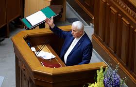 Кравчук отметил, что у правительства есть способы, которые позволят защитить киев. Pervyj Prezident Ukrainy Kravchuk Predstavit Kiev V Gruppe Po Donbassu