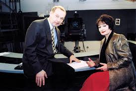 Po maturitě začal pracovat v československém rozhlase a dálkově přitom vystudoval žurnalistiku. Zbynek Merunka Na Byvaleho Moderatora Usili Peknou Boudu I Tak Mu Pribylo Jen Par Vrasek A Porad Vypada K Svetu Onlymen