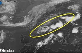 A rare tornado struck along the czech republic's southern border on thursday evening, destroying parts of some towns as strong storms swept through the area. Nfwxnkm03jxu6m